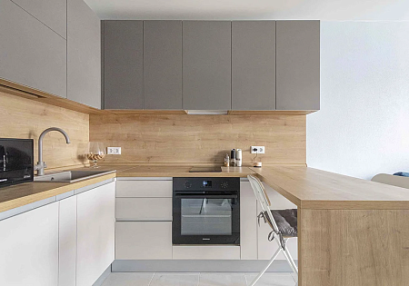 Кухня на заказ KBS-6 с барной стойкой